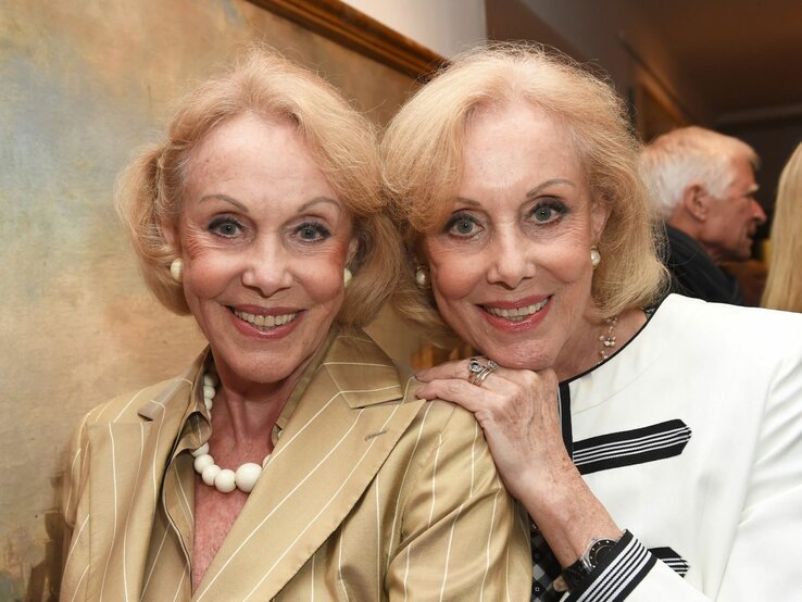 Die Zwillingsschwestern Alice und Ellen Kessler – die berühmten Stars der 50-er und 60er-Jahre sind fast 90, hier lächeln sie gemeinsam in die Kamera  | © Hannes Magerstaedt/Getty Images