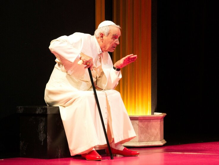 Schauspieler Walter Kreye auf einer Theaterbühne in der Robe des Papstes | © IMAGO / Future Image