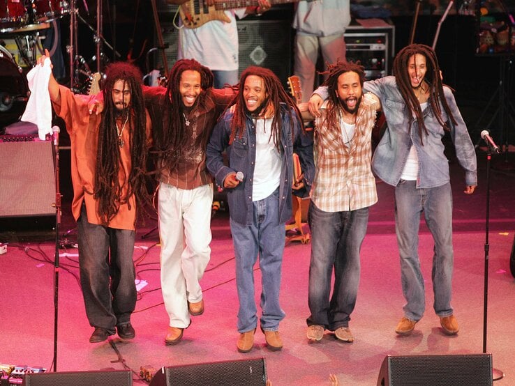 Damian, Ziggy, Stephen, Kymani and Julian Marley – die Söhne von Bob Marley – stehen gemeinsam bei der "Roots, Rock, Reggae Tour 2004" auf der Bühne.