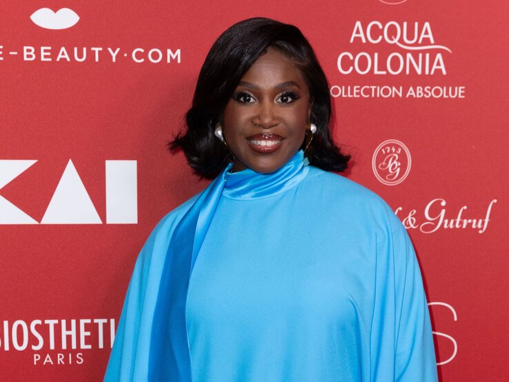 Zu sehen ist Motsi Mabuse auf einer Gala in einem blauen Kleid
