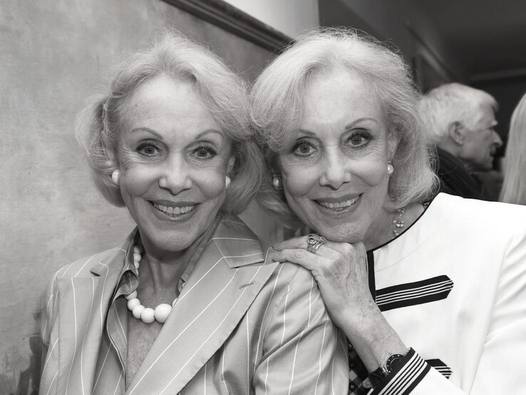 Alice und Ellen Kessler, Schwarzweiß-Aufnahme