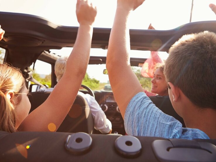 Familie fährt im Cabrio