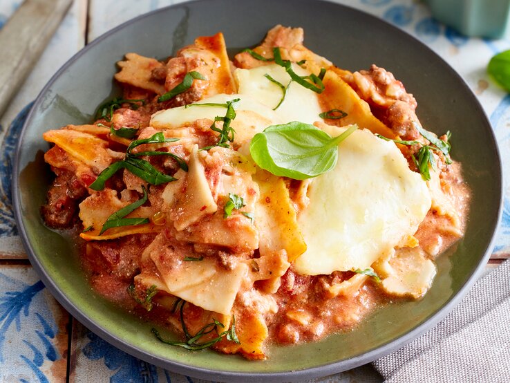 Pfannen-Lasagne mit Frischkäse-Soße auf einem grünen Teller.