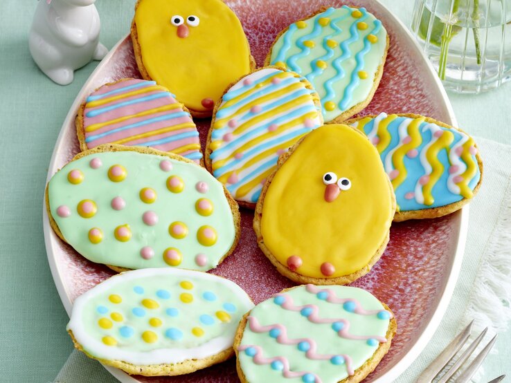 Oster-Amerikaner auf einem Teller angerichtet auf hellgrünem Hintergrund. 