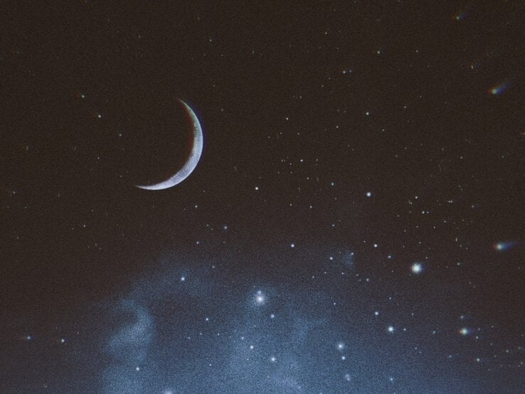 Dunkler Nachthimmel mit leuchtender schmaler Mondsichel und vielen funkelnden Sternen – symbolträchtige Aufnahme für Intuition, Neuanfang und astrologische Deutung im Mondhoroskop für Juni 2025.