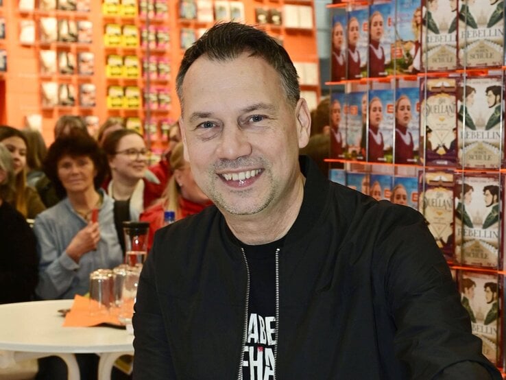 Sebastian Fitzek neues Buch Horror-Date Sebastian Fitzek bei einer Signierstunde am Messestand Droemer Knaur in Halle 2 auf der Leipziger Buchmesse 2025 auf dem Messegelände. Leipzig, 29.03.2025