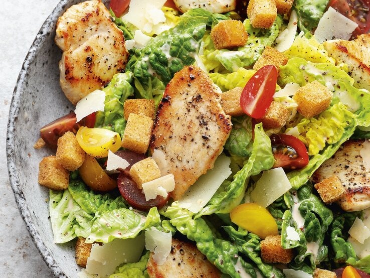 Caesar Salad in einer runden Schüssel / Draufsicht