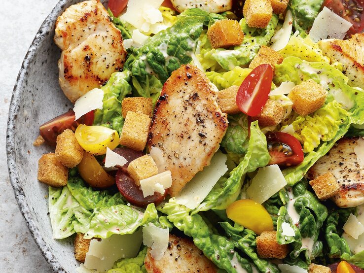 Caesar Salad in einer runden Schüssel / Draufsicht