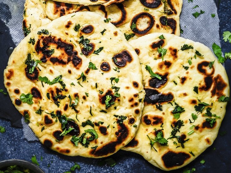 Runde Naan-Brote mit Knoblauchbutter und Käse / Draufsicht