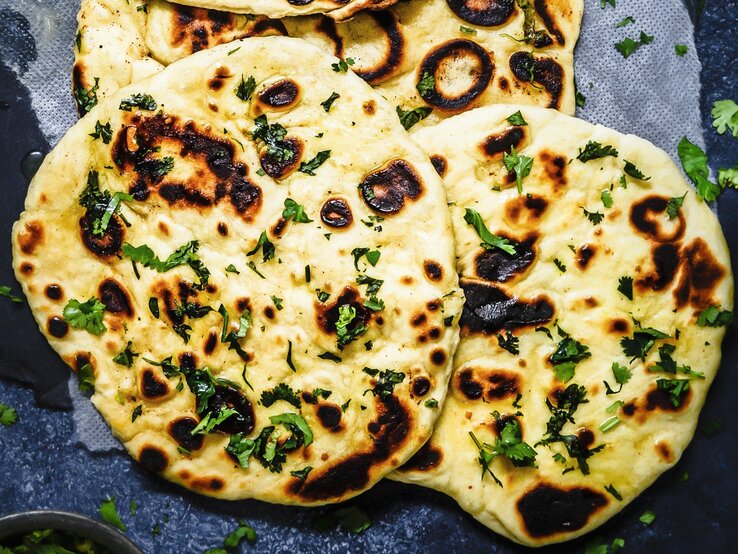 Runde Naan-Brote mit Knoblauchbutter und Käse / Draufsicht