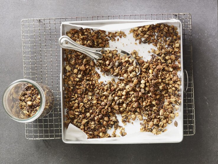Unser Low-Carb-Granola knuspert am besten, wenn es vollständig ausgekühlt ist.