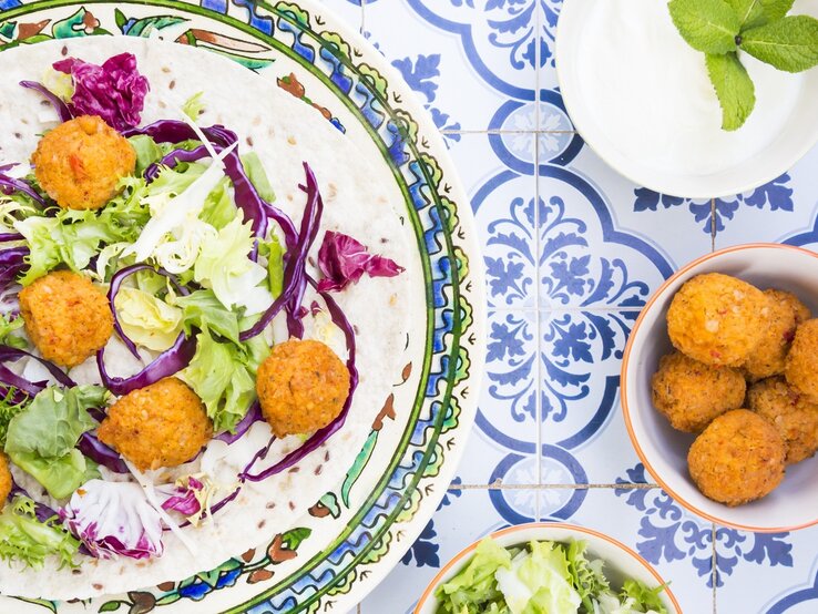 Draufsicht auf mehrere falafel auf kitschigem Teller. 
