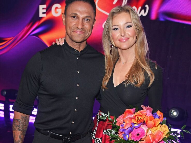 Das Paar Daniel und Patrice Aminati posieren vor der Kamera.