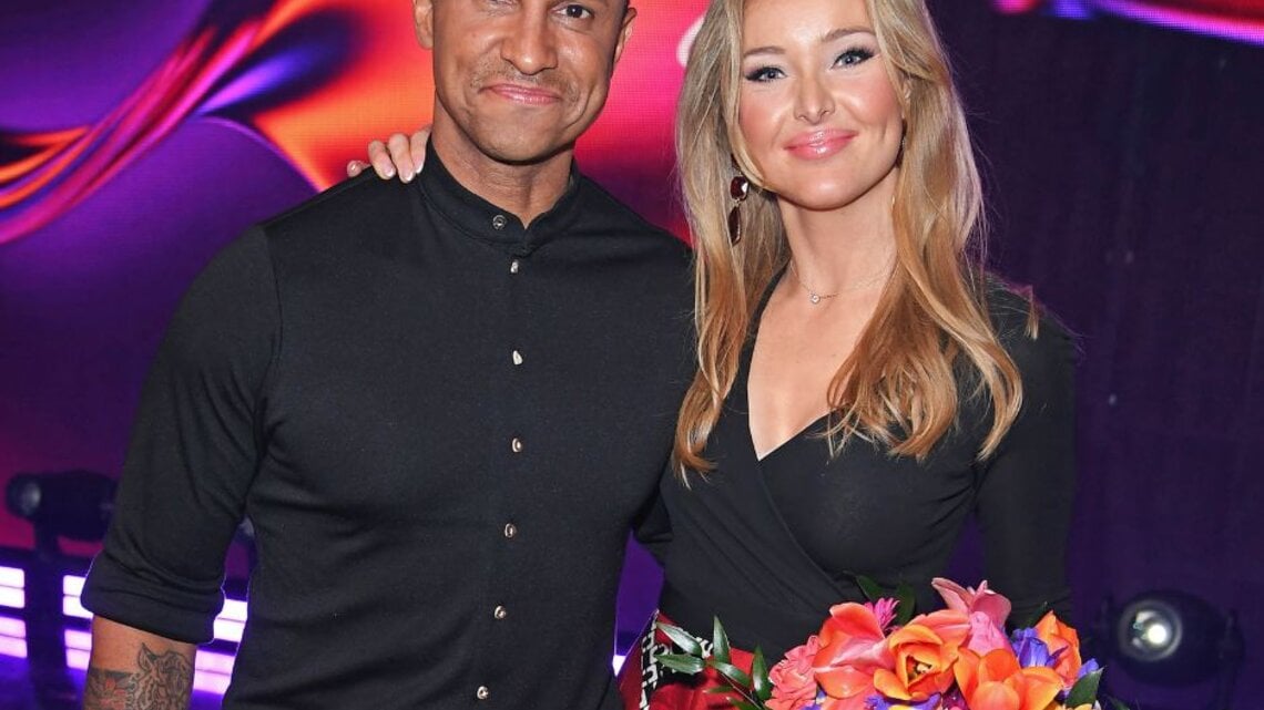 Das Paar Daniel und Patrice Aminati posieren vor der Kamera.