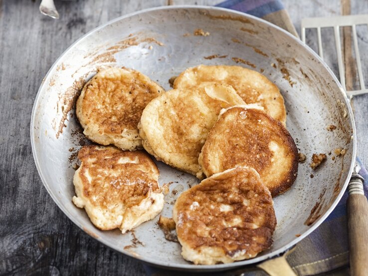 Low Carb Pancakes mit Ricotta in einer Pfanne aus Metall / Draufsicht schräg / 