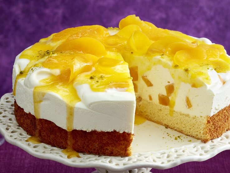 Bellini-Quark-Torte mit Pfirsich / runde Tortenplatte / Draufsicht, schräg