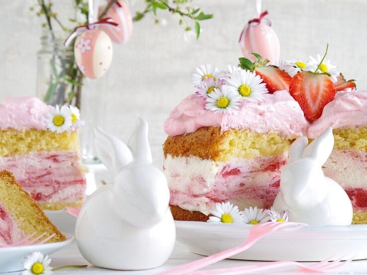 Erdbeertorte mit Biskuitboden und Gänseblümchen / Ostertafel / zwei Deko-Hasen aus Porzellan / Vase mit verzierten Ostereieren