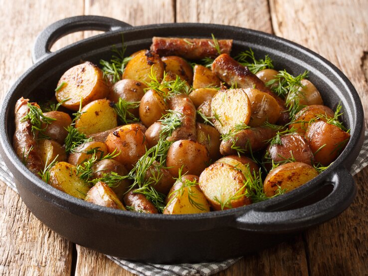 Seitliche Ansicht von einer Kartoffelpfanne mit Würstchen.