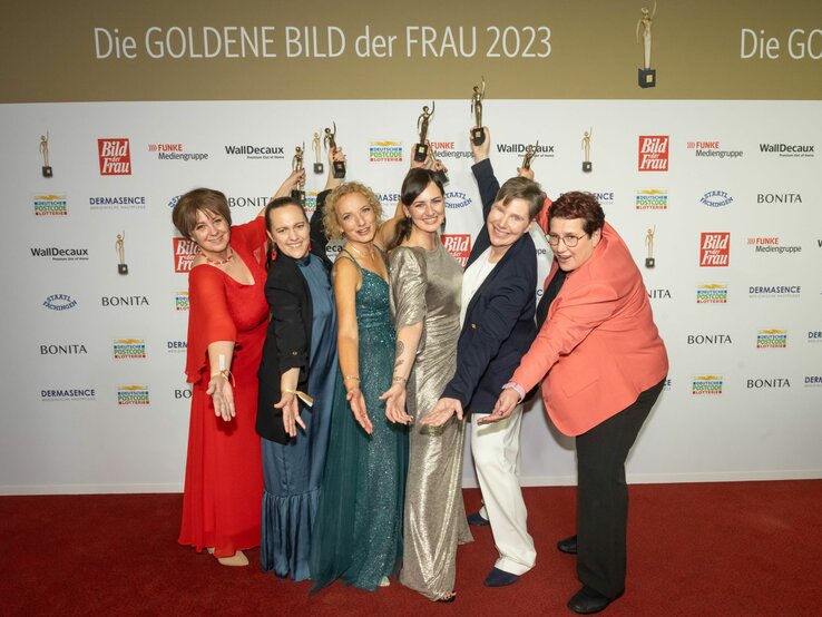 Sechs Preisträgerinnen in Abendgarderobe mit ihrer goldenen Figurine auf dem roten Teppich der GOLDENEN BILD der FRAU-Gala 2023. 